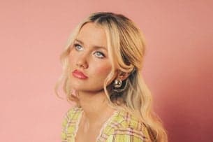 Elizabeth Nichols: I Don't Kiss & Tell, I Kiss & Tour